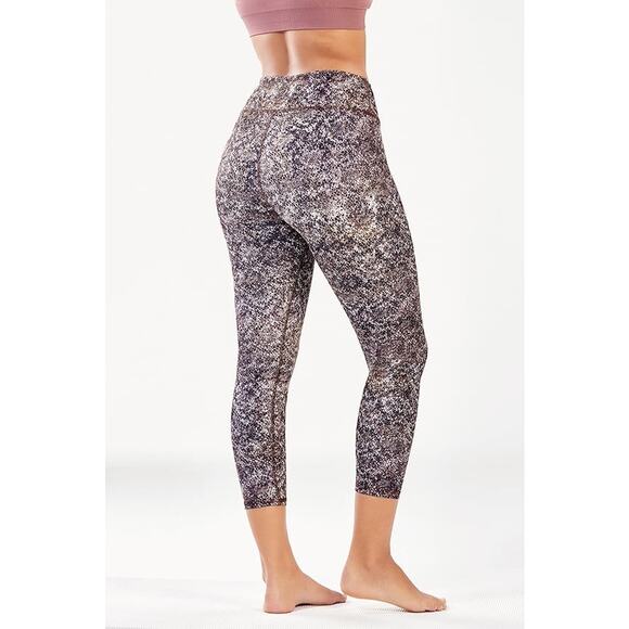 Fabletics Define PowerHold Mid-Rise Capri in Serpentine - Size XS - Picture 2 of 6